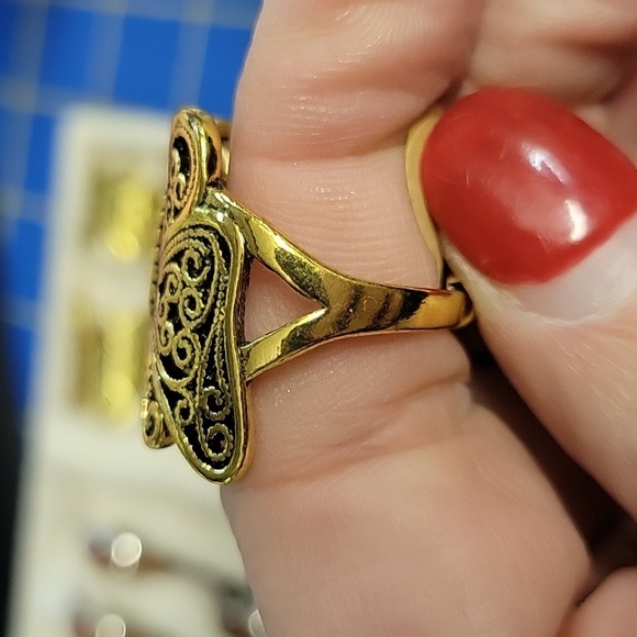 Butterfly Gold Tone Ring - Picture 2 of 4